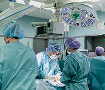 Prof. Dr. med. Martin Schostak, Direktor der Universitätsklinik für Urologie, Uroonkologie, robotergestützte und fokale Therapie Magdeburg, und sein Team bei der Lymphknotenoperation.